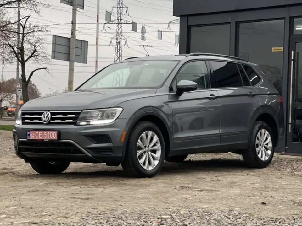 Сірий Volkswagen Tiguan на майданчику біля чорного павільйону